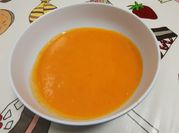 Una foto de crema de calabaza y zanahoria