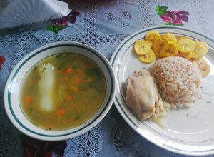 Una foto de Sopa de pollo con verduras