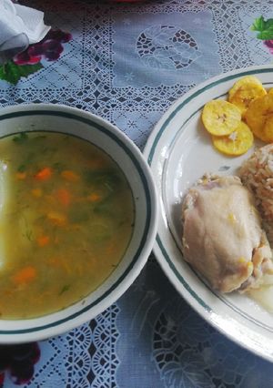 Una foto de Sopa de pollo con verduras