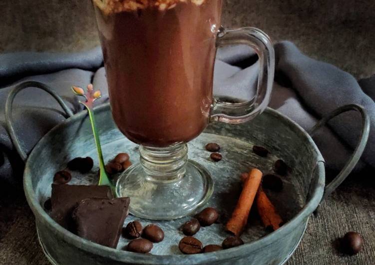 Bagaimana Menyiapkan Cinnamon Hot Choco, Lezat