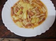Una foto de guiso de patatas latas