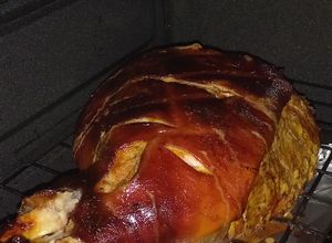 Una foto de Pernil de cerdo al horno 🐷 🐽 🐖 ✅️