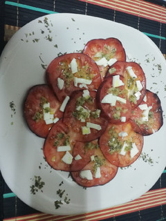 Una foto de Carpaccio de tomate Mar azul con pesto de Orégano y piñones