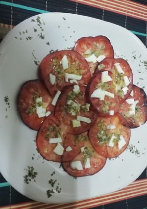 Foto principal de Carpaccio de tomate Mar azul con pesto de Orégano y piñones