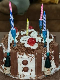 વેનીલા કેક (Vanilla Cake Recipe In Gujarati) રેસીપી મુખ્ય ફોટો