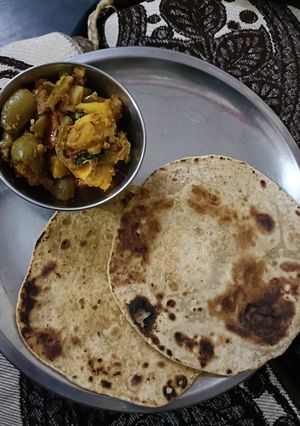 आलू शिमला मिर्च की सब्जी (aloo shimla mirch ki sabzi recipe in Hindi) रेसिपी मुख्य फोटो