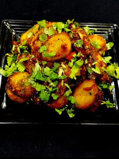 ભરેલા બટાકા નું શાક (Bharela Bataka Shak Recipe In Gujarati) રેસીપી મુખ્ય ફોટો