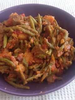 Una foto de Judías verdes con tomate y jamón