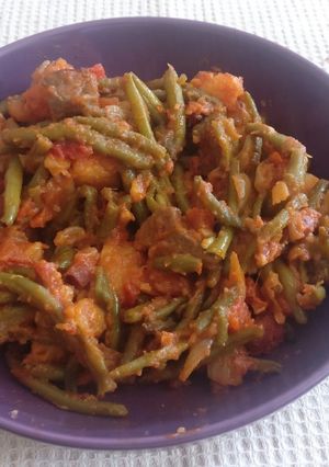 Una foto de Judías verdes con tomate y jamón