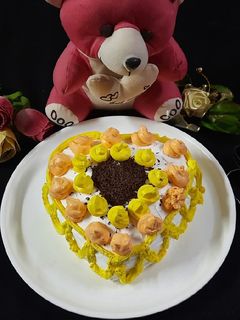हार्ट शेप वनीला केक (heart shape vanilla cake recipe in Hindi) रेसिपी मुख्य फोटो
