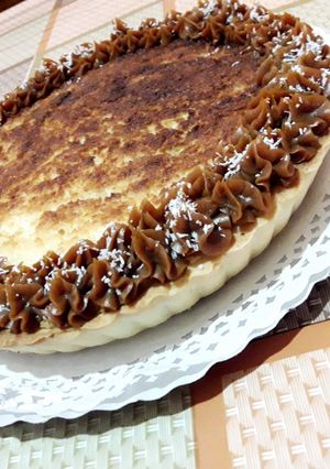 Una foto de Tarta de Coco y Dulce de Leche con Nueces