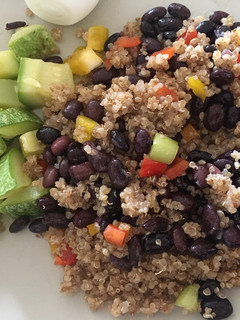Una foto de Ensalada de quinoa y porotos negros