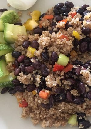 Una foto de Ensalada de quinoa y porotos negros