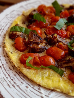 Una foto de Tortilla vaga de cherrys asados y alcachofas