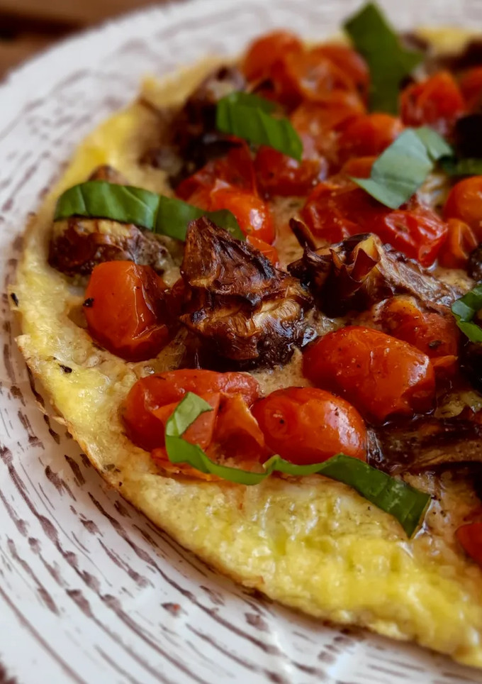 Una foto de Tortilla vaga de cherrys asados y alcachofas