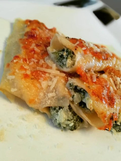 Una foto de Canelones rellenos con espinaca y ricota