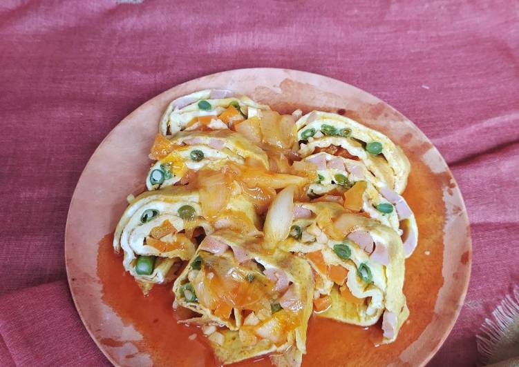 Langkah Mudah untuk Menyiapkan Omelet Sayur Gulung Saus Asam Manis Anti Gagal