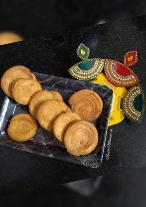 પૂરી(Poori recipe in Gujarati) રેસીપી મુખ્ય ફોટો