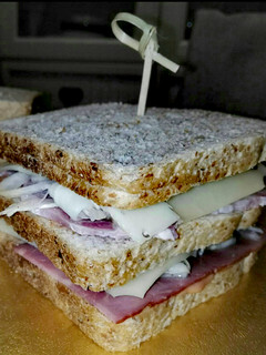 Una foto de New Jersey Sloppy Joe (sándwich doble americano)