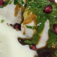 A picture of Dahi bhalla chaat.