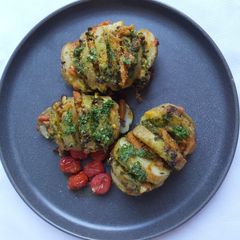 A picture of Hasselback potatoes.