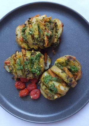 A picture of Hasselback potatoes.