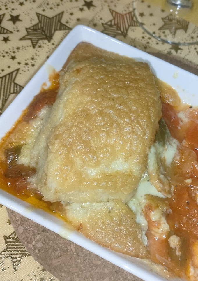 Una foto de Bacalao a la muselina de ajo con pisto de verduras