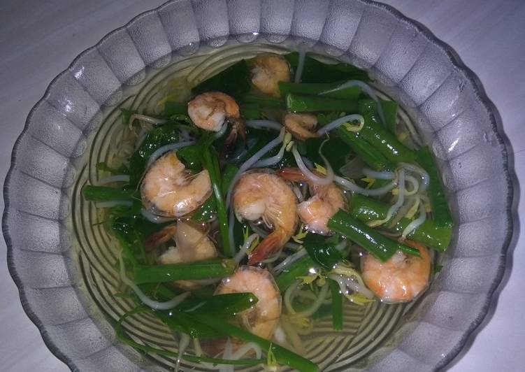 Sayur bening UKKT (Udang, daun Katuk, Kacang panjang, dan toge)