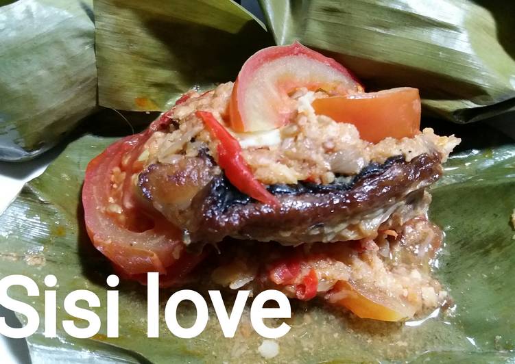 Bagaimana Menyiapkan pepes tongkol sederhana yang Lezat Sekali