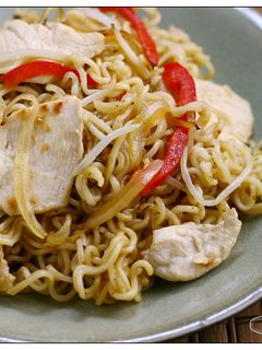 雞肉炒公仔麵 的食譜成品照片