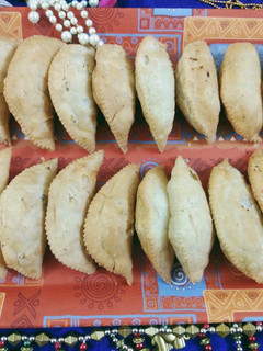 मावा गुजिया (mawa gujiya recipe in Hindi) रेसिपी मुख्य फोटो