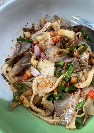 รูปของ ลาบเห็ดนางฟ้าปลากรอบ