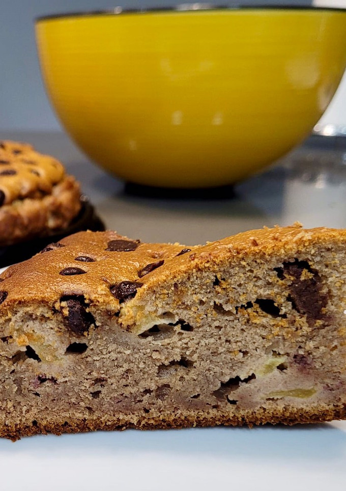 Una foto de Tarta de manzana endulzada sólo con dátiles bio...y pepitas de chocolate negro