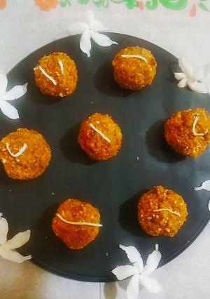 अलसी पिंड खजूर बादाम लड्डू रेसिपी मुख्य फोटो