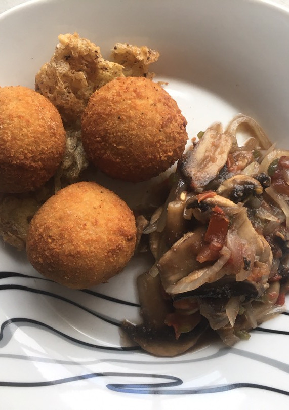 Una foto de Bolitas de papá con atún y champiñones a la mexicana 😋