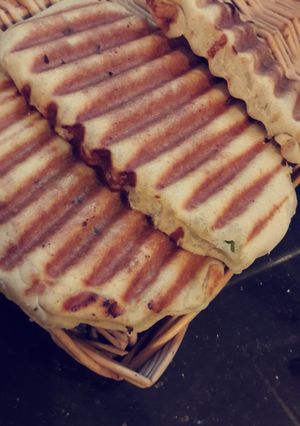 Une photo de Pizza couvert à la panineuse