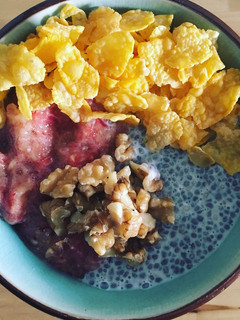 Una foto de Pudding de coco con puré de fresa y plátano