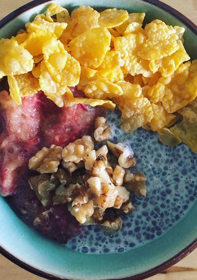 Una foto de Pudding de coco con puré de fresa y plátano