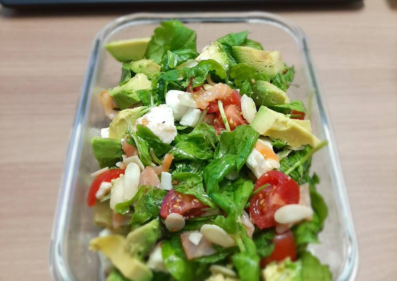 Ensalada con salmón ahumado y mozzarella