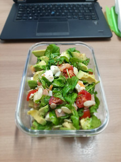 Una foto de Ensalada con salmón ahumado y mozzarella
