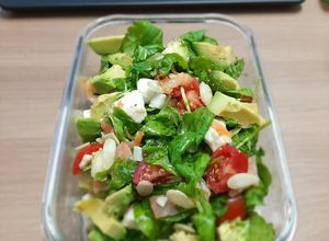 Una foto de Ensalada con salmón ahumado y mozzarella