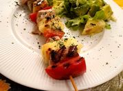 Una foto de brochette pescado