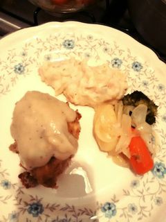 Una foto de Pechugas empanizadas con salsa velouté, guarnición puré de papa y verduras caramelizadas