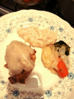 Una foto de Pechugas empanizadas con salsa velouté, guarnición puré de papa y verduras caramelizadas