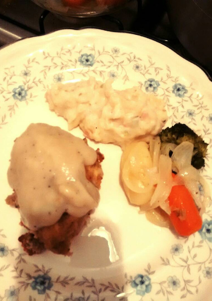 Una foto de Pechugas empanizadas con salsa velouté, guarnición puré de papa y verduras caramelizadas