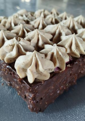 Une photo de Gâteau praliné vanille et framboises