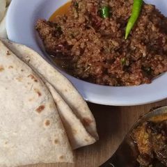 A picture of Butter Qeema aur Butter Roti.