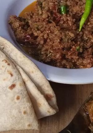 A picture of Butter Qeema aur Butter Roti.