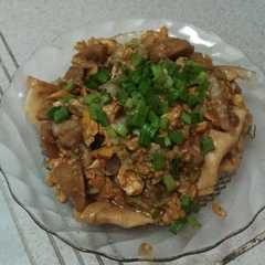 A picture of Pangsit goreng dan bumbu tumis rebon yang kemarin viral.