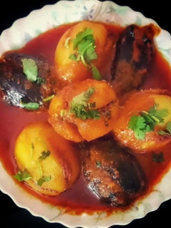 ભરેલા બટાકા નું શાક (Bharela Bataka Shak Recipe In Gujarati) રેસીપી મુખ્ય ફોટો
